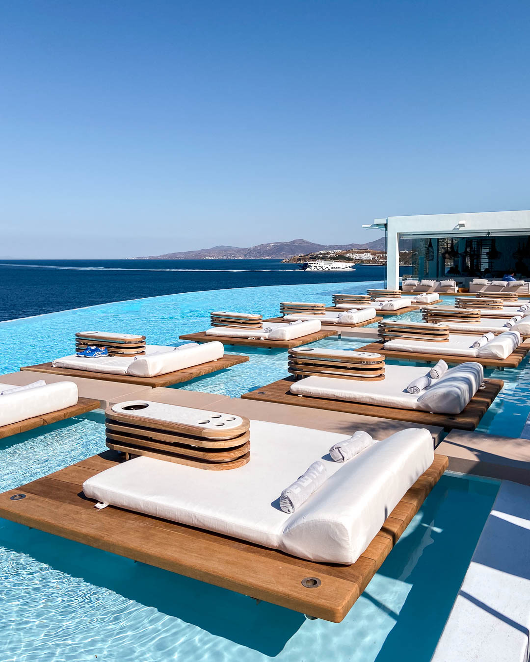 10 Best Luxury Hotels in Mykonos and Santorini 